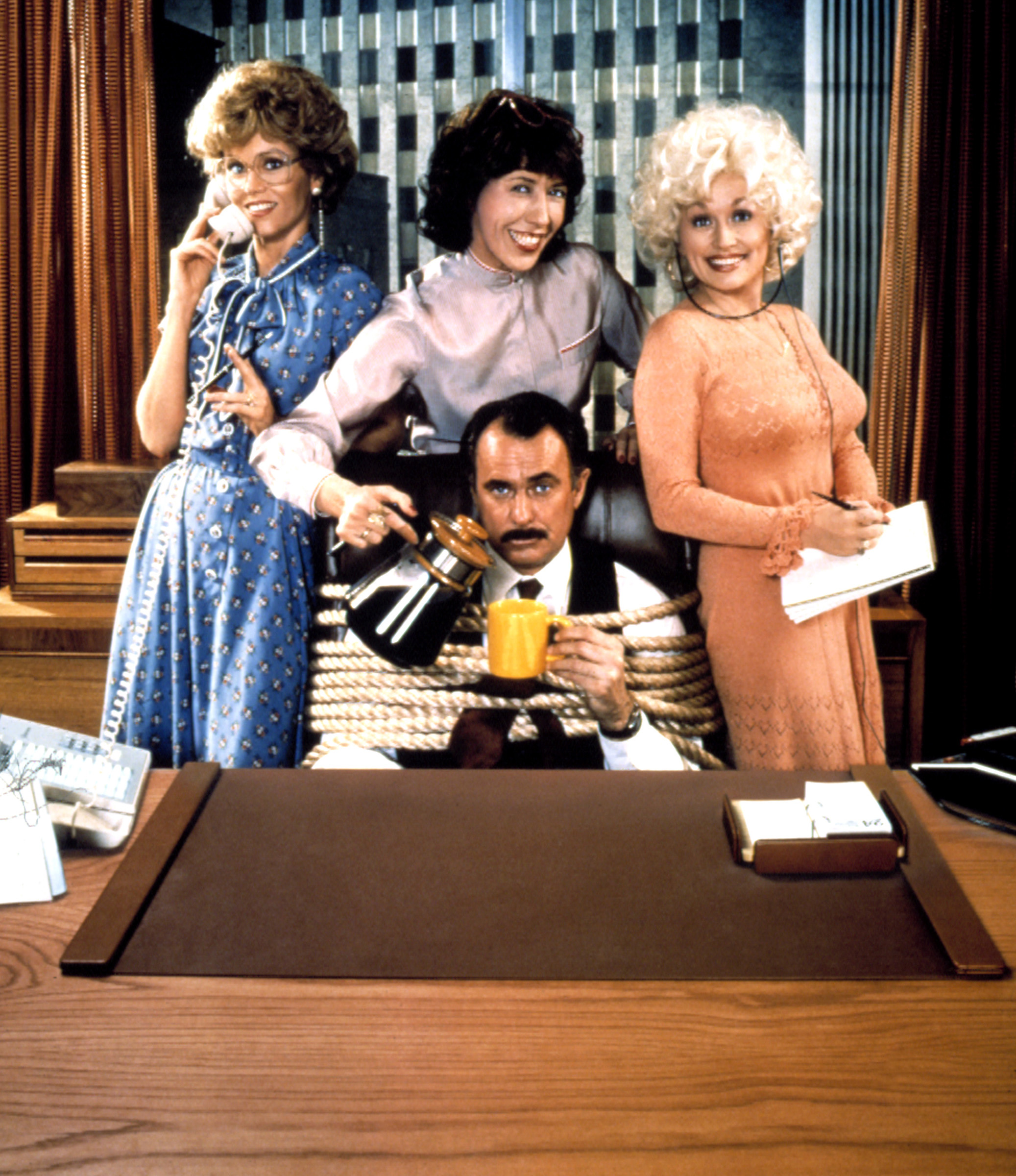 NINE TO FIVE, (aka 9 TO 5), Jane Fonda, Lily Tomlin, Dolly Parton, Dabney Coleman (seated), 1980,
