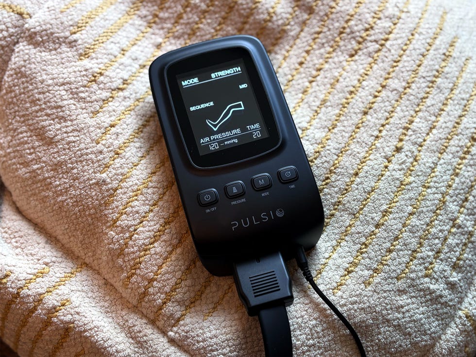 device displaying air pressure settings on a blanket