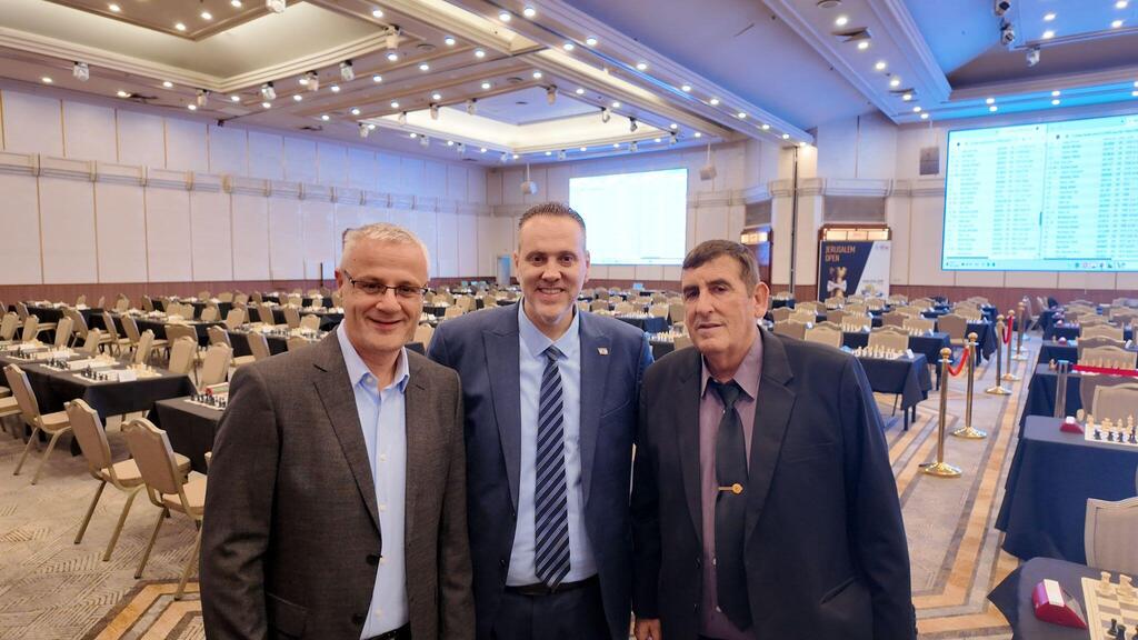 יו"ר איגוד השחמט צביקה ברקאי, שר הספורט מיקי זוהר והמנכ"ל גיר ברוחובסקי