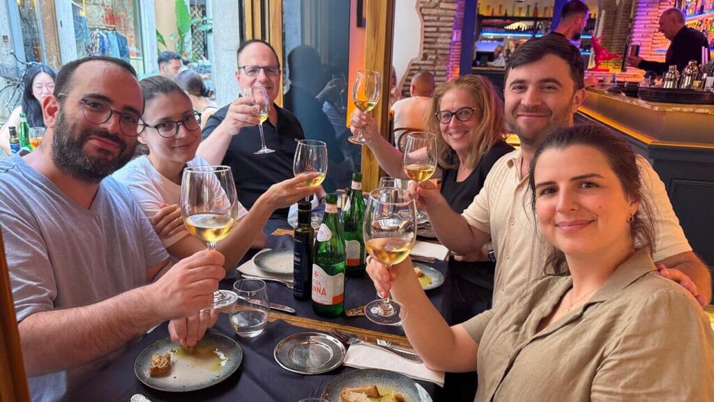 פרופ' אבי אלמוזלינו ומשפחתו. מימין: בתו יולי אלמוזלינו, איג'י קאהן-גפן (בעלה של בתו), אשתו נעמי זיגל-אלמוזלינו, אבי אלמוזלינו, אנה מוסקוביץ (אשת בנו) ובנו אדם אלמוזלינו