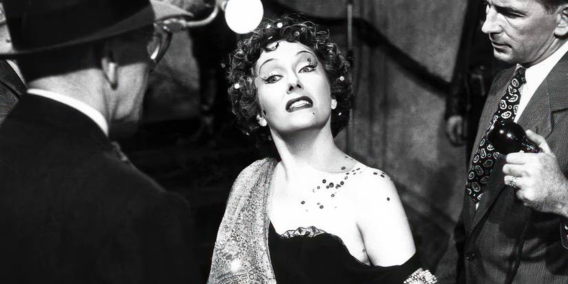 Norma Desmond approaching the camera in Sunset-Boulevard.