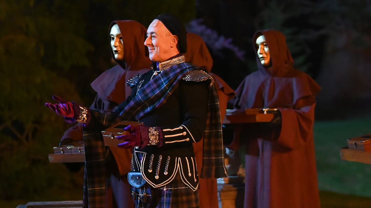 naughty traitors, aggressive faithful – reality blurred