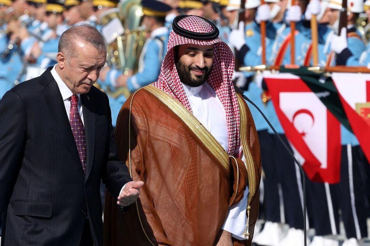 President Recep Tayyip Erdogan (L) gestures as he welcomes Crown Prince of Saudi Arabia Mohammed bin Salman (R) during an official ceremony at the Presidential Complex in Ankara, on June 22, 2022. (AFP Photo)