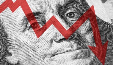 A downward-trending red arrow overlaid on Benjamin Franklin's face.