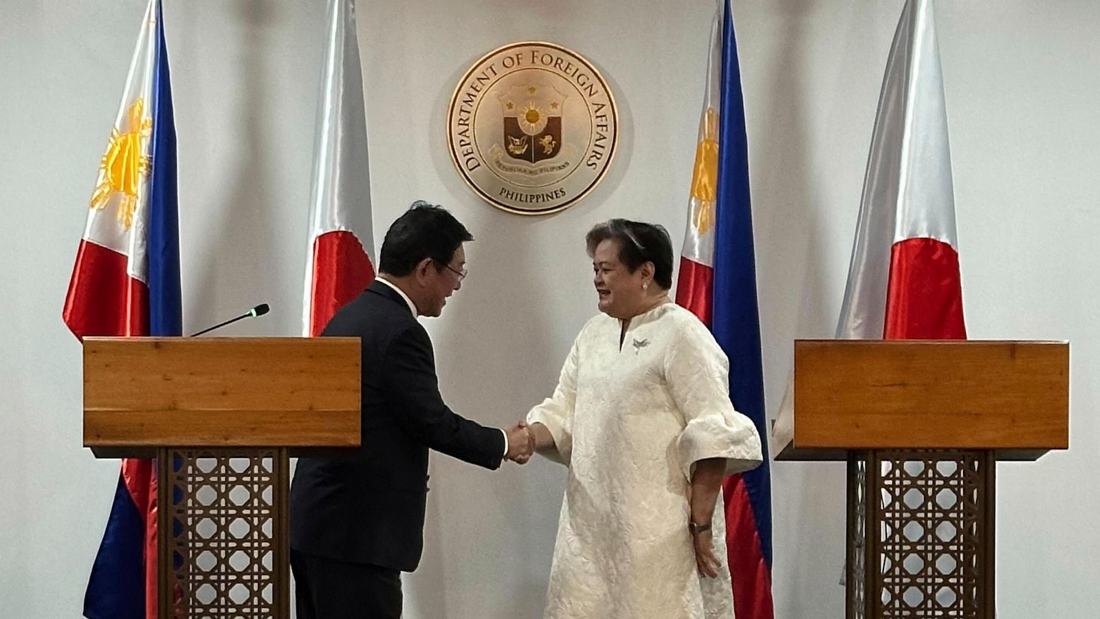 Japan and the Philippines sign a new defense pact as they face Chinese aggression