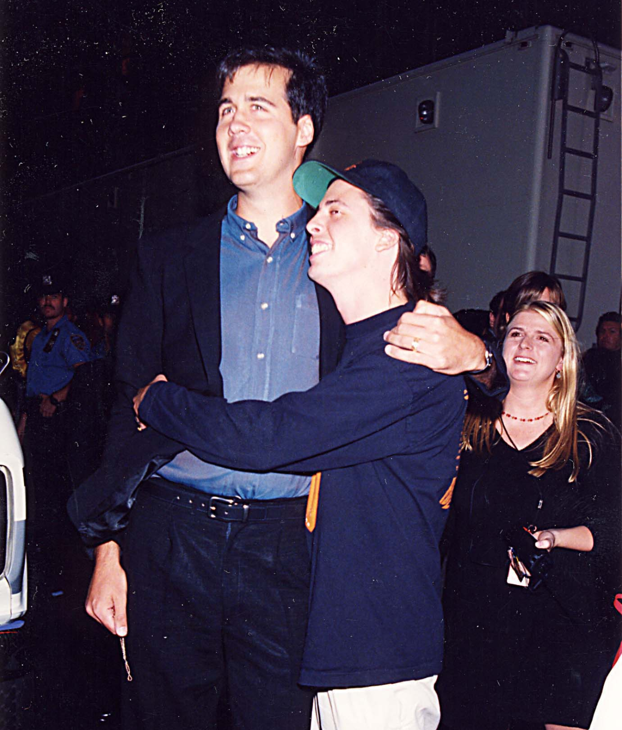 Dave Grohl hugging Kris Novoselic in 1994