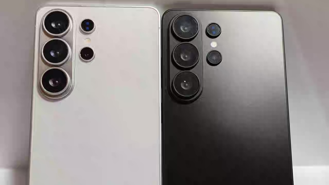 Renders of two Galaxy S26 Ultra models