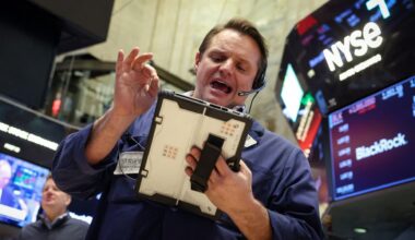 S&P 500 finds itself once again unable to surmount the 7,000 threshold