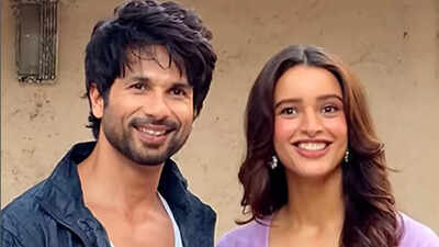 O Romeo': Shahid Kapoor swarmed on stage; gets mobbed at song launch of 'Paan Ki Dukaan'