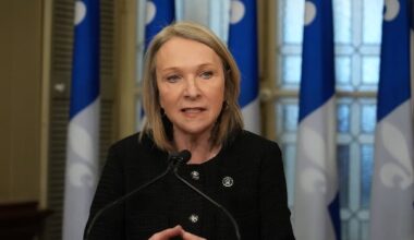 Quebec tables new version of controversial bill to change doctors' pay