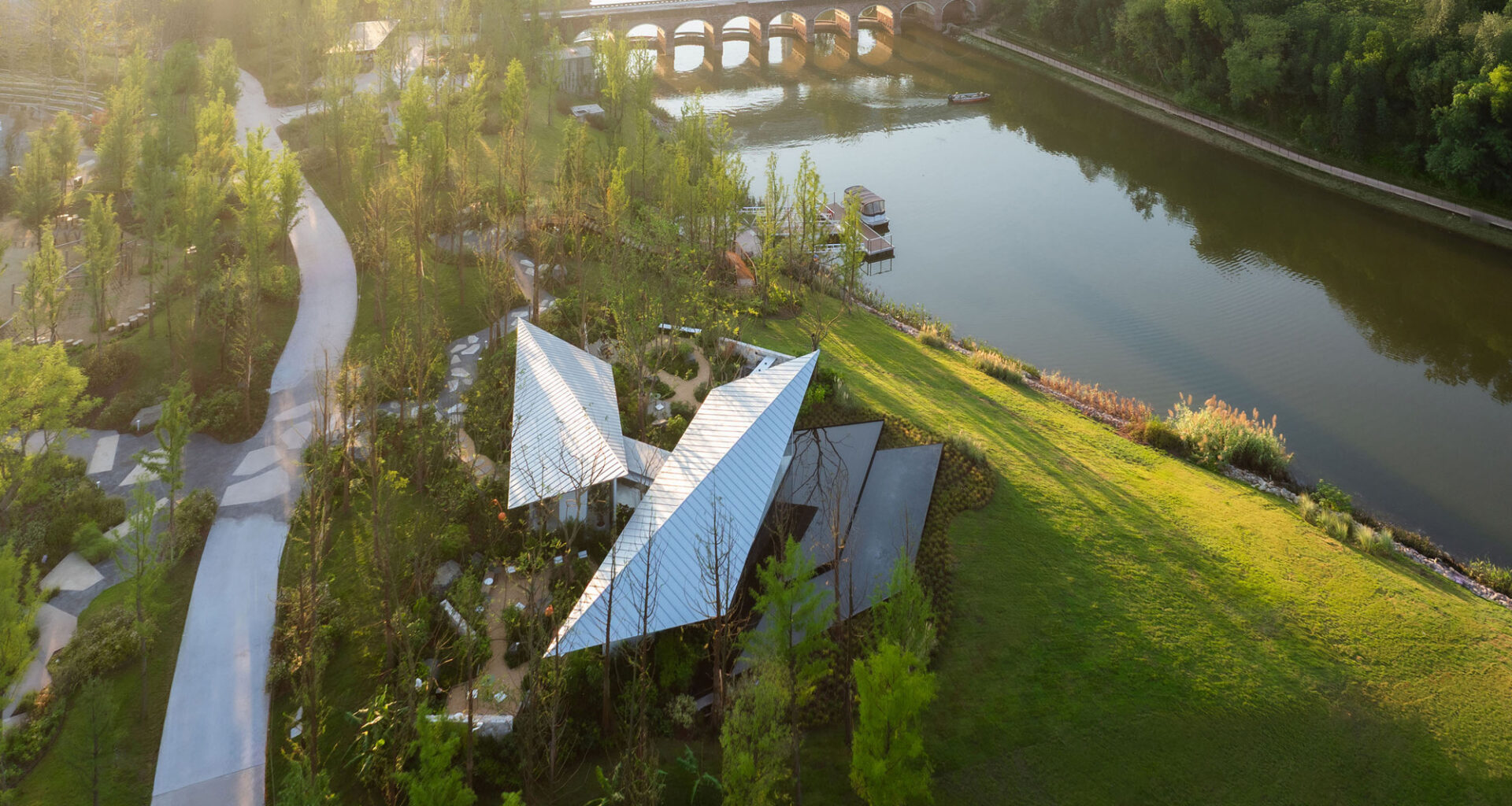 Chongqing Luxerivers Café / Wide Horizon + Epiphany Architects