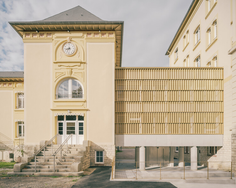 Connecting Gallery for the Les Verdaines Retirement Home / Agence Vulcano-Gibello - Exterior Photography