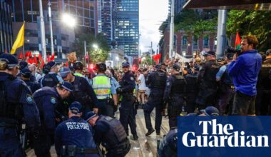 Chris Minns defends police in ‘impossible situation’ after accusations of violence against protesters in Sydney | Australian police and policing
