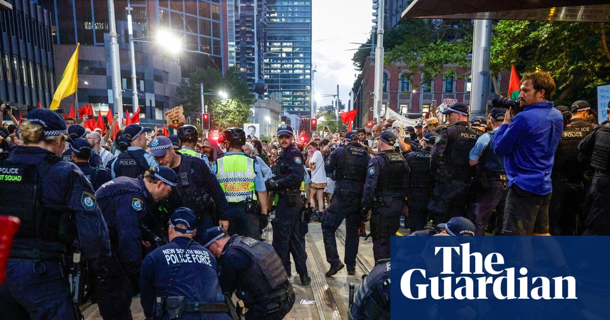 Chris Minns defends police in ‘impossible situation’ after accusations of violence against protesters in Sydney | Australian police and policing