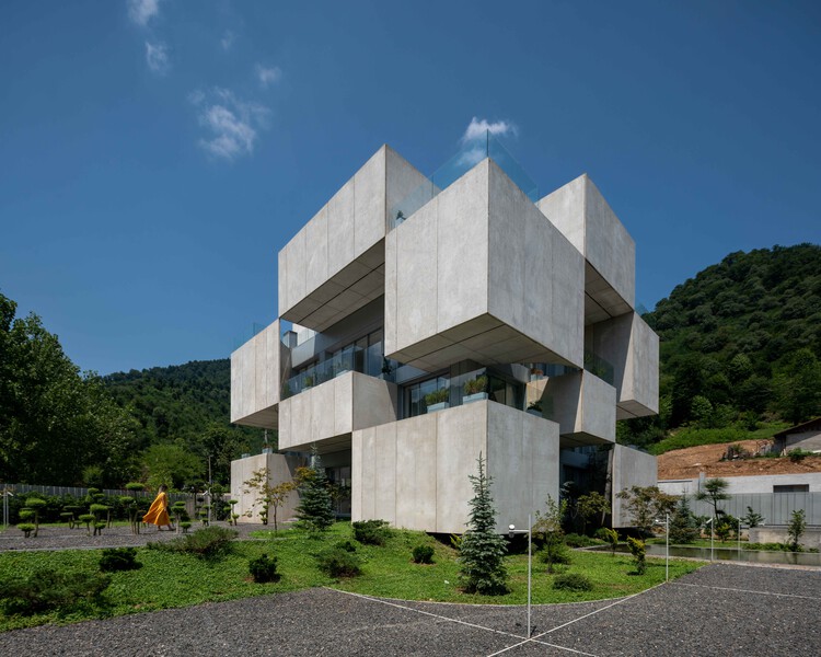 Double Side House / bood design bureau - Image 2 of 20