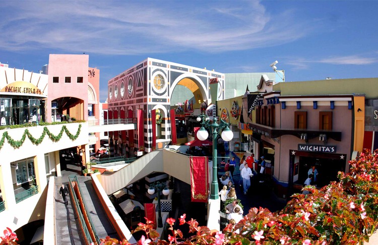 Playful and Ironic: The Legacy of Postmodernist Architecture in the United States - Image 13 of 24