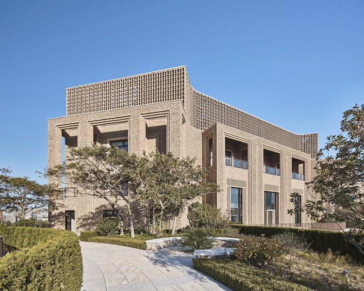 Playful and Ironic: The Legacy of Postmodernist Architecture in the United States - Image 21 of 24