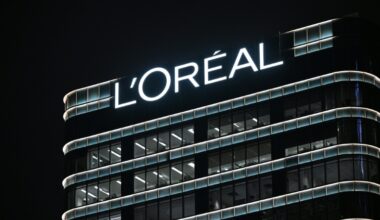 L'Oreal shares sink as sales miss forecasts