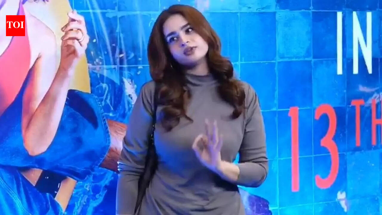 Ayesha Khan schools paparazzi as they ask her to turn around for pictures: 'Aap izzat bhi khud kamayenge, aur khud hi gawayenge' |