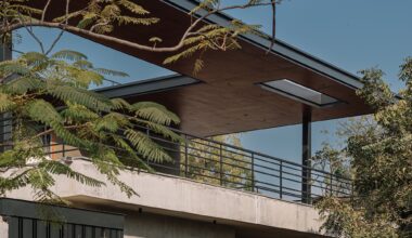 The Louvered House / andblack design studio