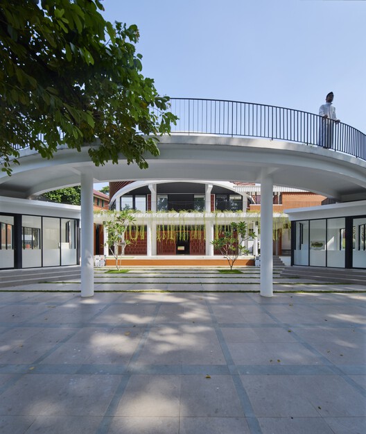 Al-Iqtishad Mushola / CREM Paragon x KIND - Exterior Photography, Column, Concrete, Courtyard