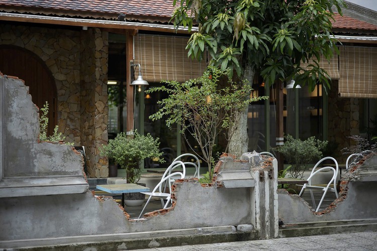 Everyday Heritage: 10 Vietnamese Coffee Shops Reviving Small-Scale Traditional Buildings - Image 18 of 29