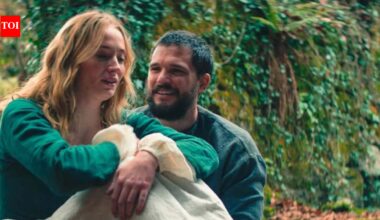 'The Dreadful': Sophie Turner and Kit Harington react to their hilariously awkward kiss after their 'Game of Thrones' sibling past |