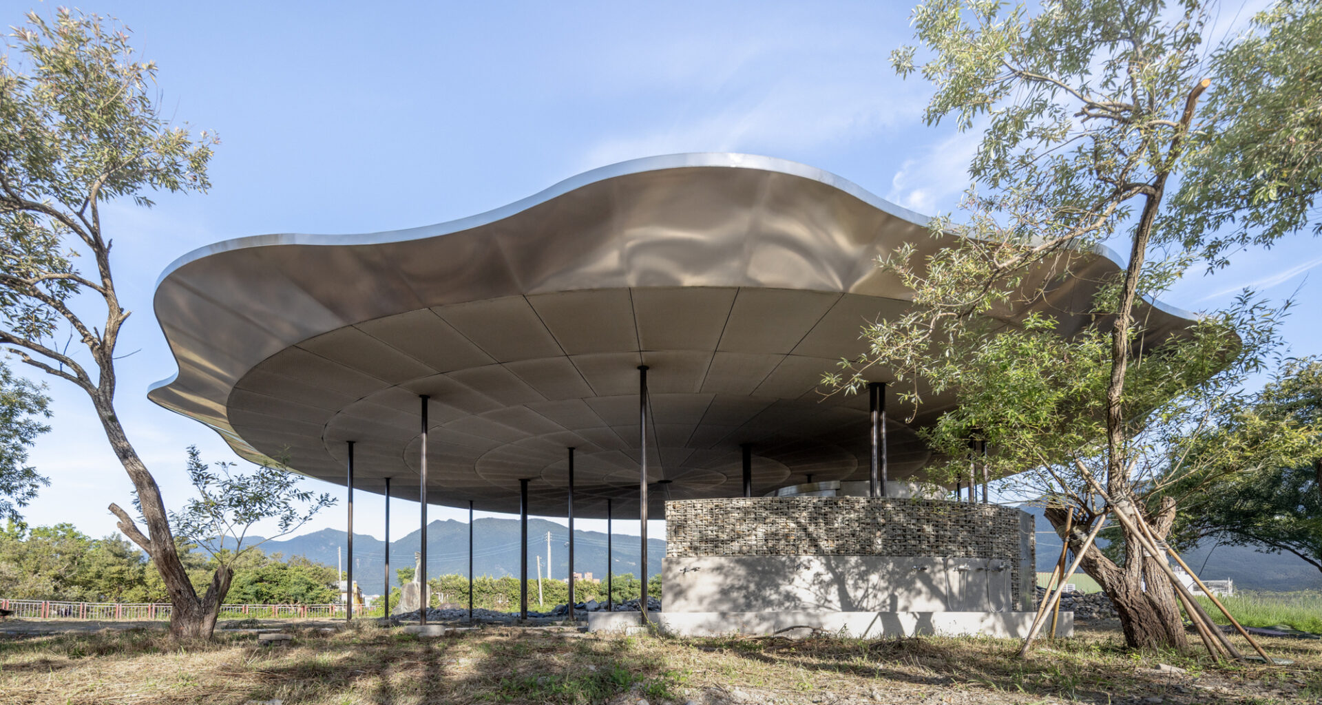 Tie-Ma Cycling Station at Dapo Pond / Studio APL + Lin Ko-Fang Architects