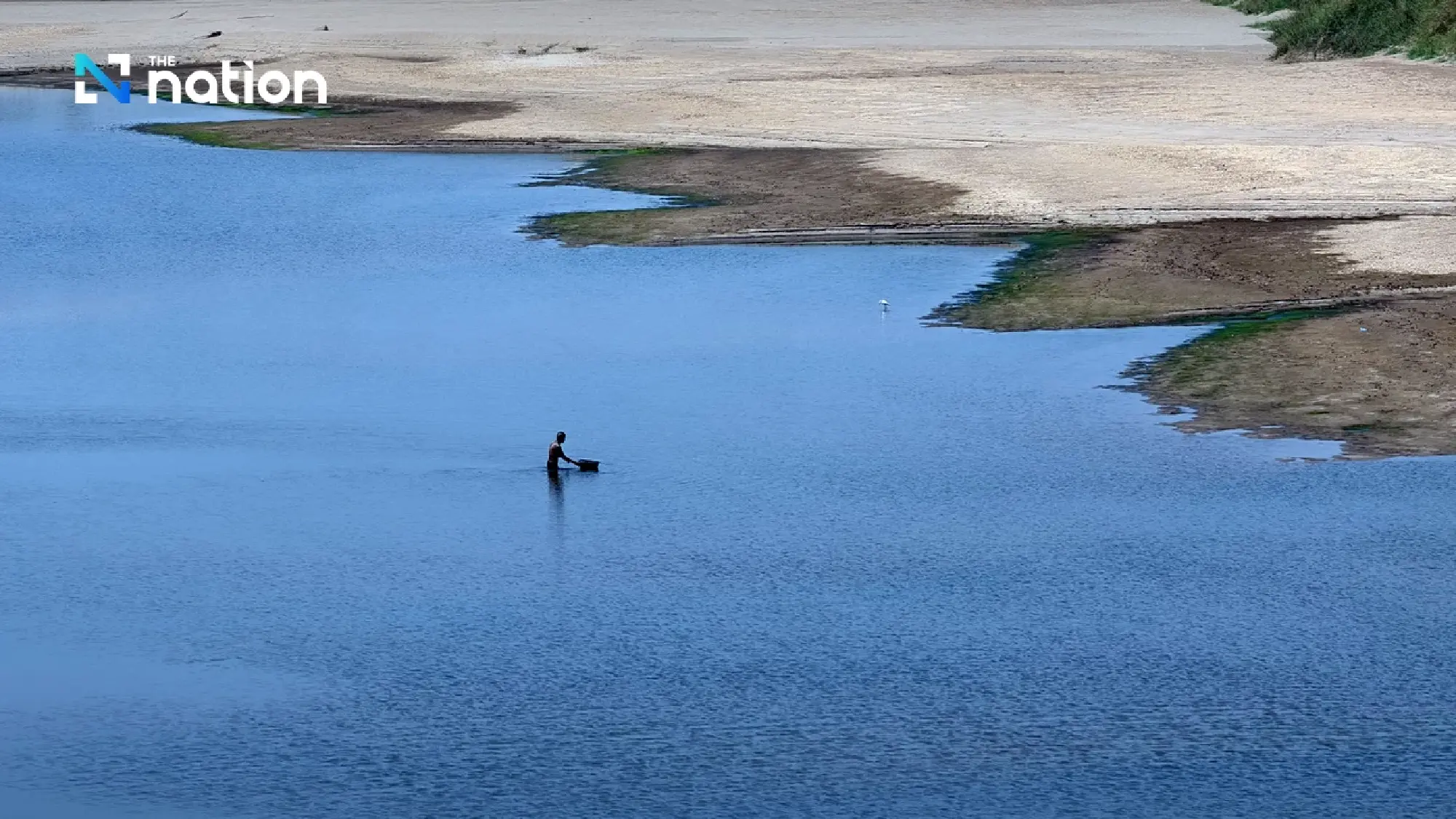 Mekong level drops to 1.37m in Nong Khai as sandbars emerge, residents walk to islets