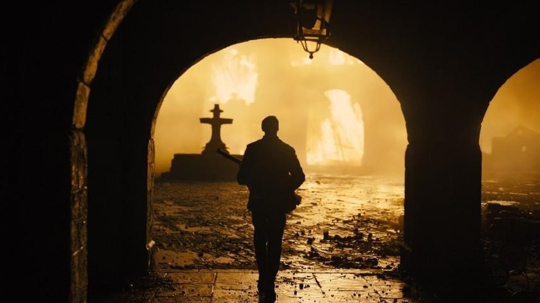 George MacKay as Schofield, facing an inferno in 1917