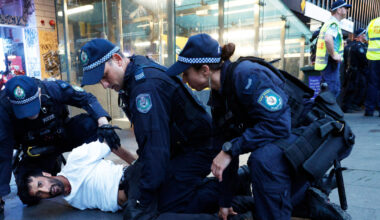 Australia urges calm after violent clashes in Sydney during Israeli president's visit