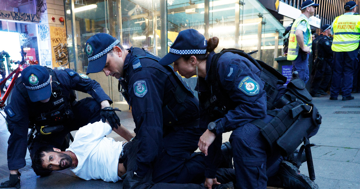 Australia urges calm after violent clashes in Sydney during Israeli president's visit
