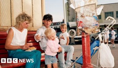 New photography exhibition in Bristol celebrates Martin Parr - BBC