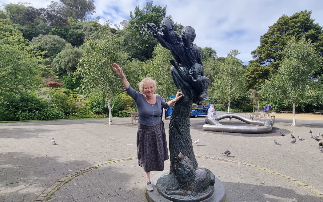 Catherine Lee with Wendy and her Attendants at Dunedin Botanic Garden.
