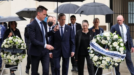 Isaac Herzog pays tribute to Bondi terror attack victims – video