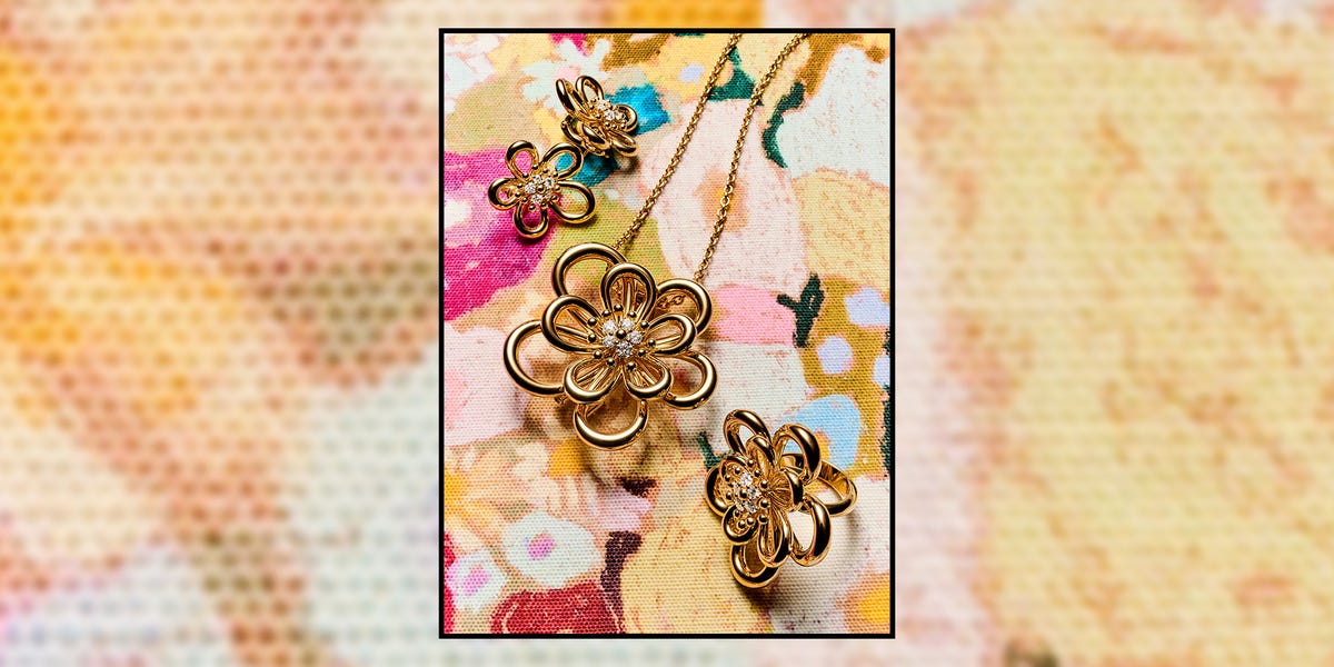 The Van Cleef & Arpels Flowerlace Collection Balances Care and Craftsmanship