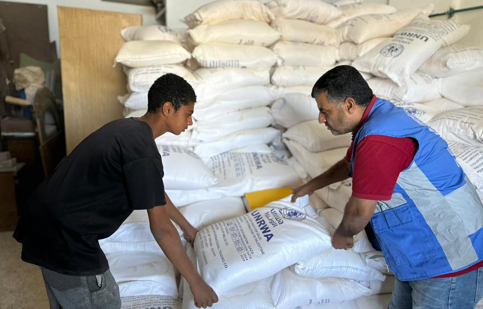 UNRWA workers distributing flour in Gaza on 1 November <a target="_blank">(Photo: unrwa.org)</a>