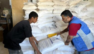 UNRWA workers distributing flour in Gaza on 1 November <a target="_blank">(Photo: unrwa.org)</a>