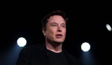 Musk Shifts SpaceX's Focus From Mars to the Moon