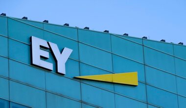 Lack of Experience Is Junior Staff's Big Advantage in AI Age: EY Execs