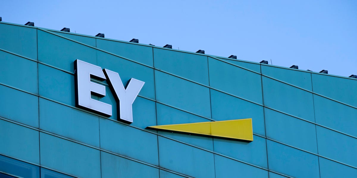 Lack of Experience Is Junior Staff's Big Advantage in AI Age: EY Execs