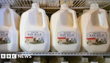 Experts warn against drinking raw milk after New Mexico baby's listeria death - BBC