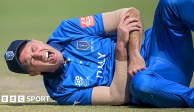 Wayne Madsen winces in pain