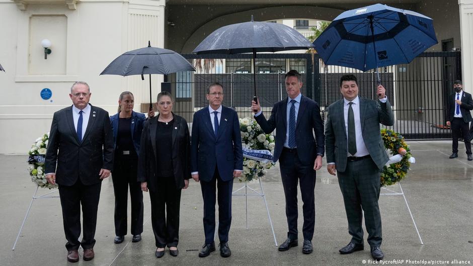 Israeli president visits Bondi Beach attack site