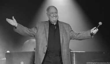 Neil Sedaka, singer-songwriter of 1960-70s fame, dies at 86