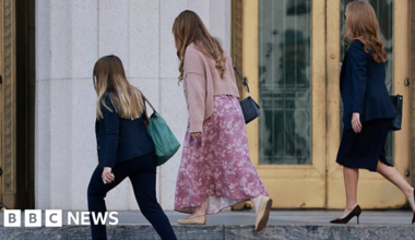 'I spent all my time on Instagram' says woman in landmark trial - BBC