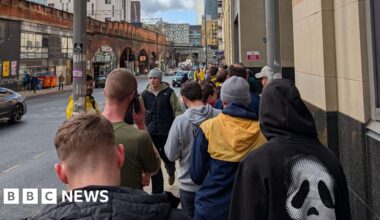 Hundreds queue as surprise Foo Fighters gig sells out in two hours - BBC