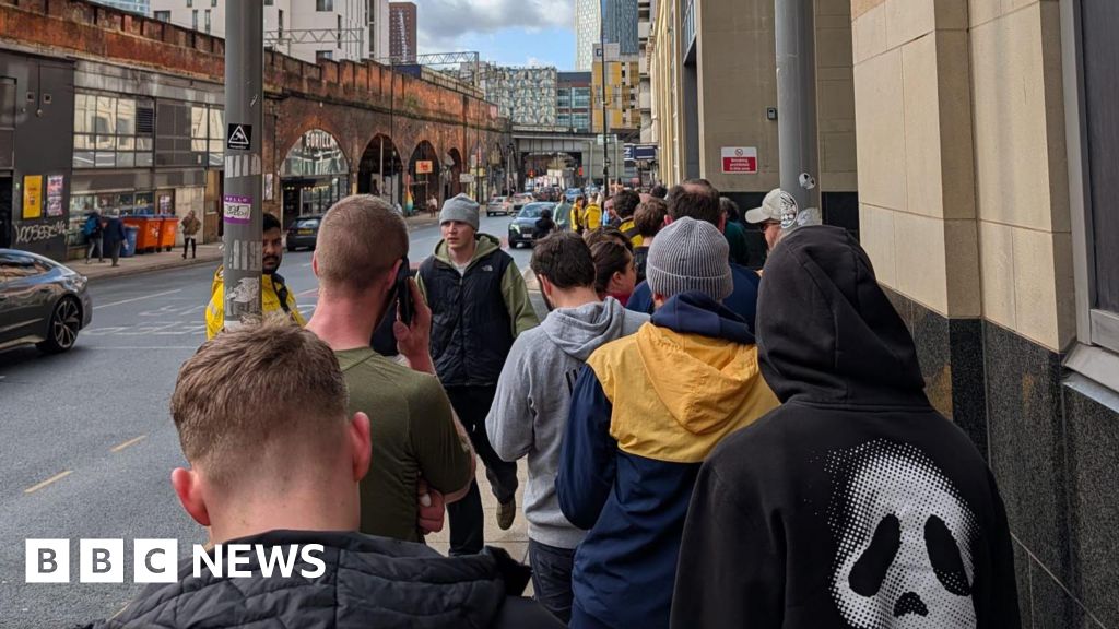 Hundreds queue as surprise Foo Fighters gig sells out in two hours - BBC
