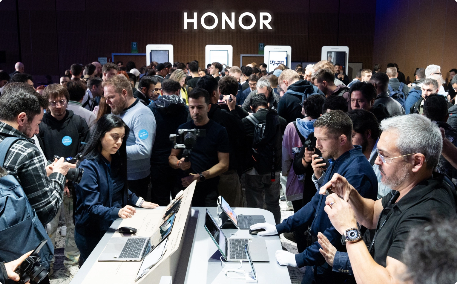 HONOR Tops Global Smartphone Growth Charts in 2025, Eyes AI and Foldable Innovation at MWC26