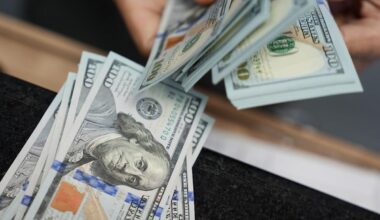 Dollar Edges Higher as Traders Mull Trump’s Next Trade Steps